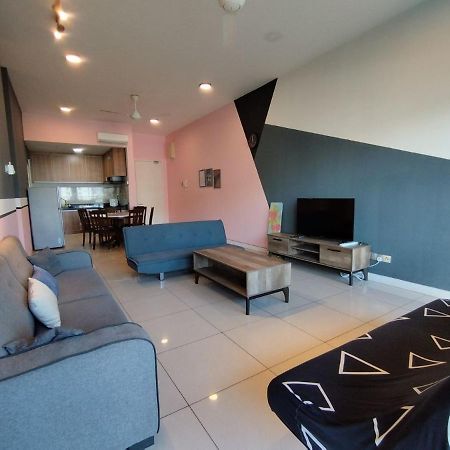 Restary - Black Pink, Loft E - Imago Shopping Mall - Kk City- 3Br,8Pax 来沙旅 黑粉主题公寓 - Loft E - Imago商场 - 泳池 - Kk市中心 - 3房8人 Kota Kinabalu Esterno foto