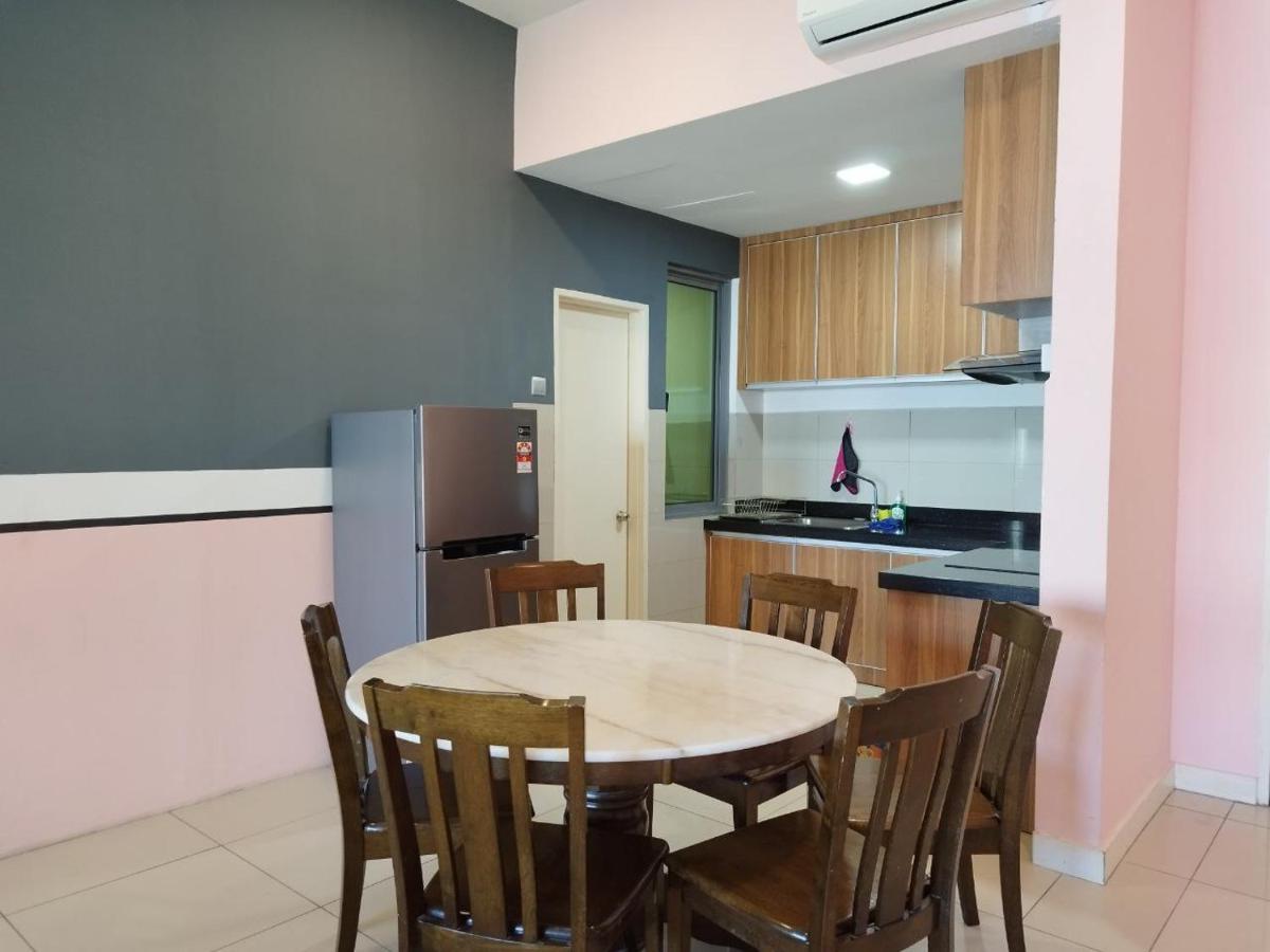 Restary - Black Pink, Loft E - Imago Shopping Mall - Kk City- 3Br,8Pax 来沙旅 黑粉主题公寓 - Loft E - Imago商场 - 泳池 - Kk市中心 - 3房8人 Kota Kinabalu Esterno foto