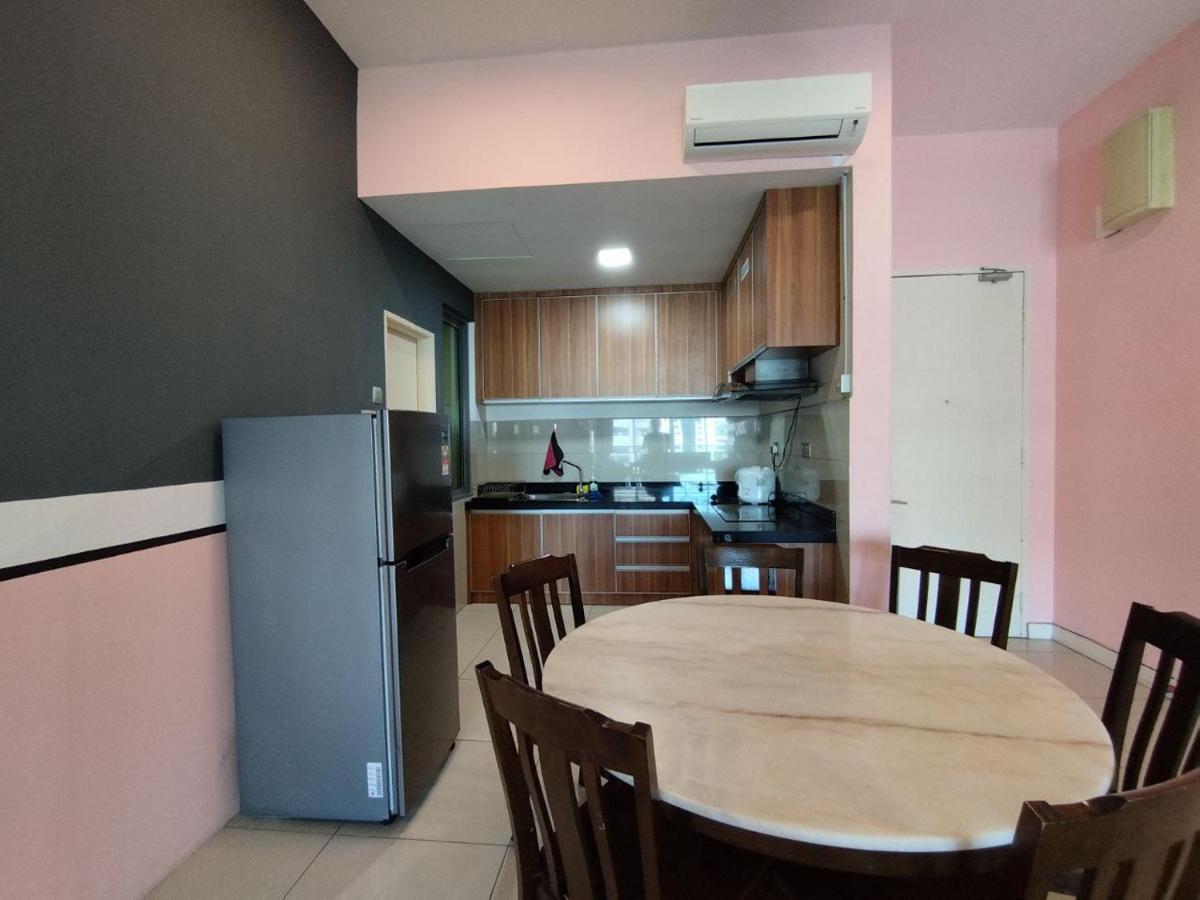 Restary - Black Pink, Loft E - Imago Shopping Mall - Kk City- 3Br,8Pax 来沙旅 黑粉主题公寓 - Loft E - Imago商场 - 泳池 - Kk市中心 - 3房8人 Kota Kinabalu Esterno foto